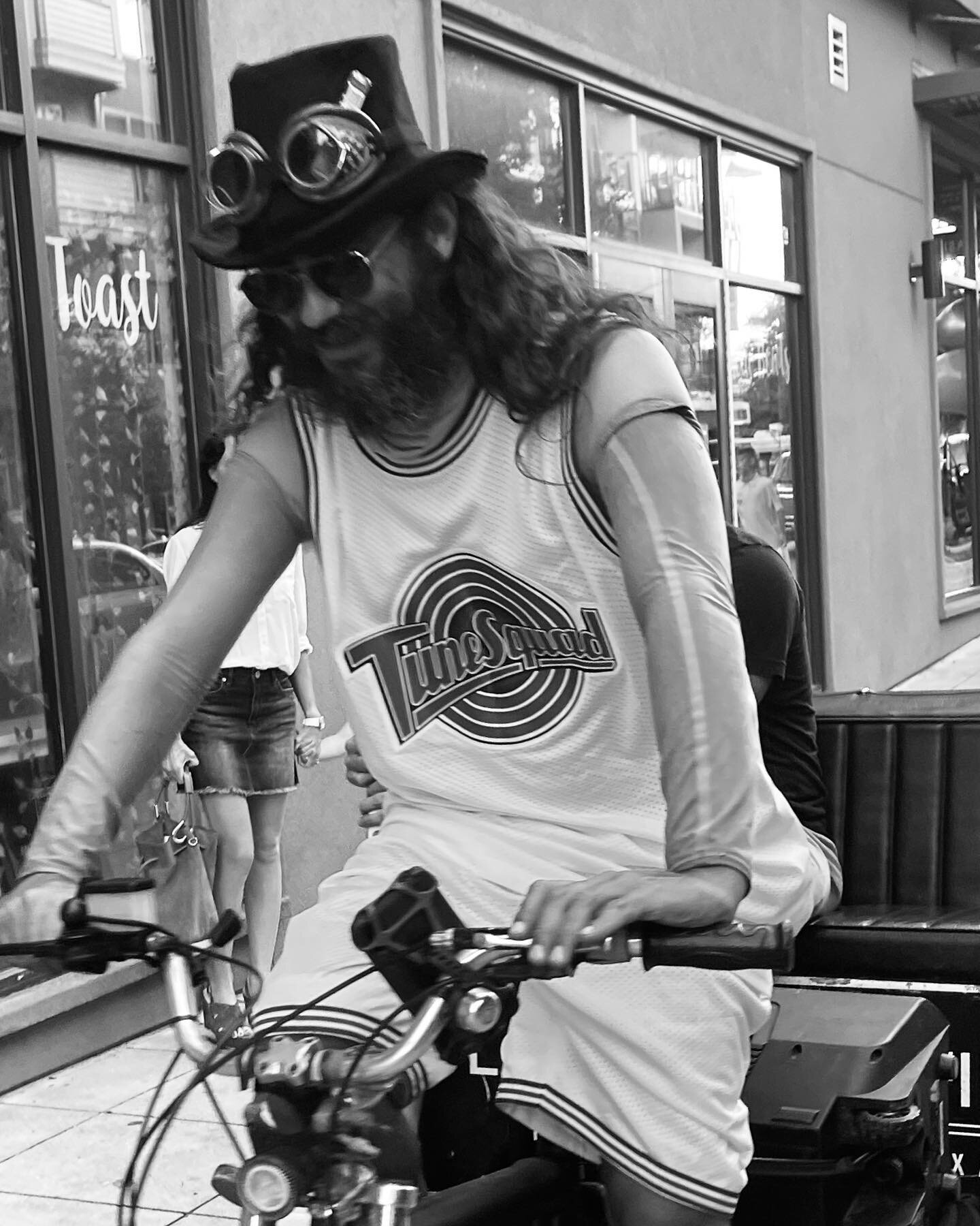 On a mission.
#austin #austintexas #austincitylimits #bw #bwphotography #streetphotography #blackandwhite #blackandwhitephotography #texas #streetart