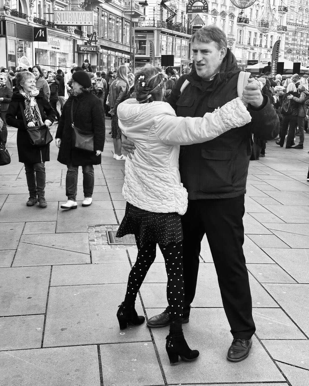 Dancing on the street!
#Streetphotgraphy #bw #blackandwhitephotograpgy #monochrome #steetlife #vienna_city #vienna #viennastreetphotography #viennablackandwhite