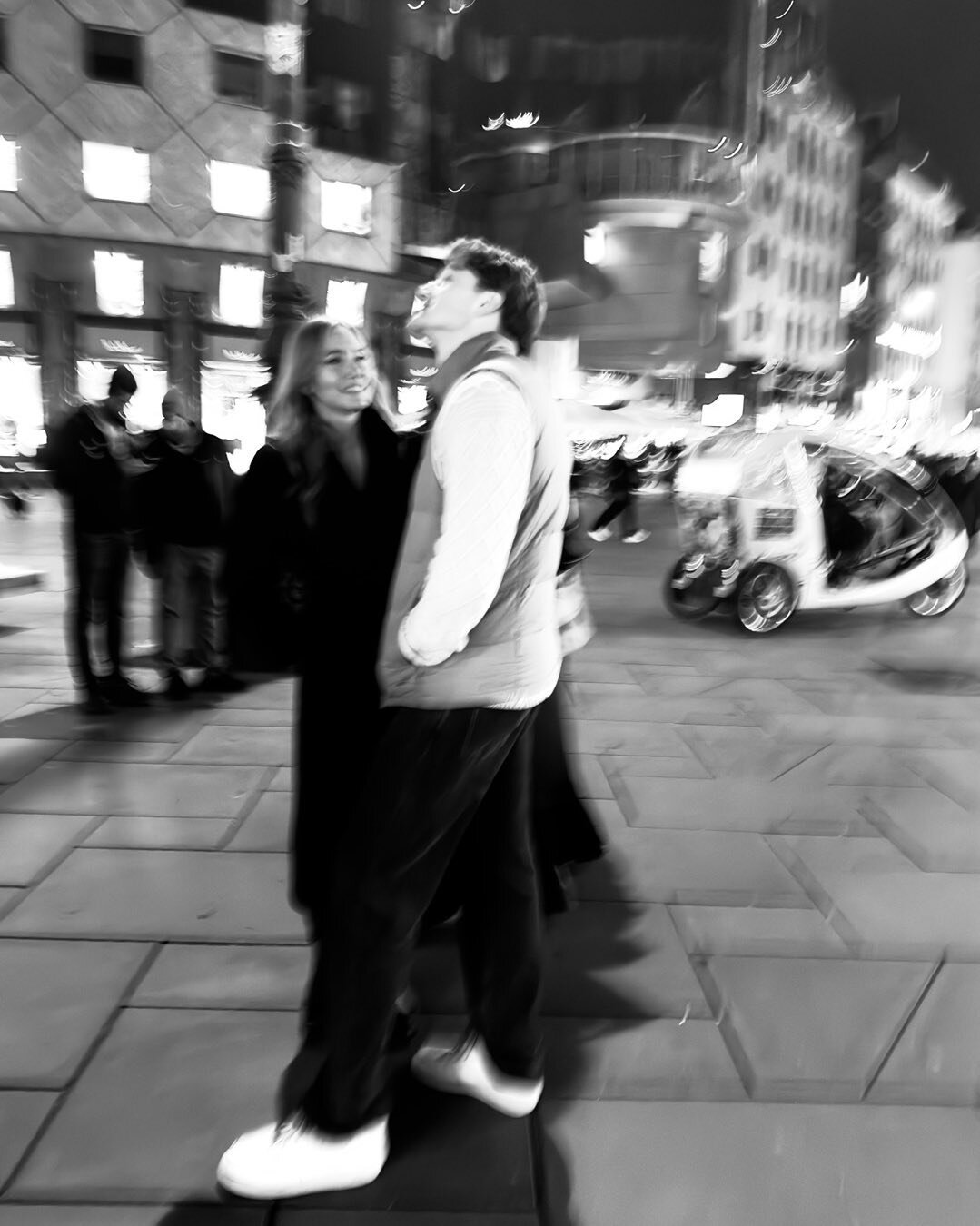 Blurry night vision.
#Streetphotgraphy #bw #blackandwhitephotograpgy #monochrome #steetlife #vienna #austria