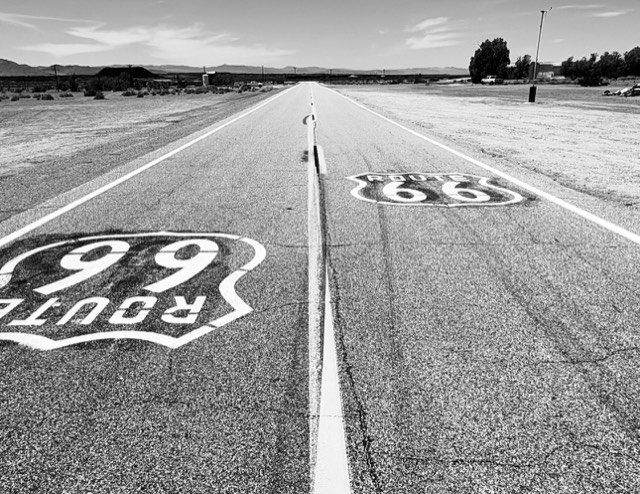 Route-66-Schriftzüge auf dem Asphalt bei Amboy, Kalifornien.